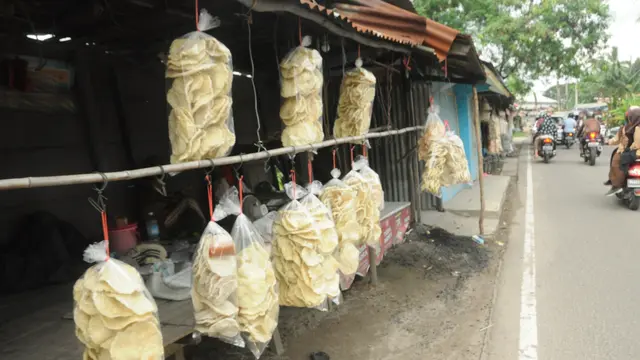 Serunya Belajar Memanggang Kemplang Palembang