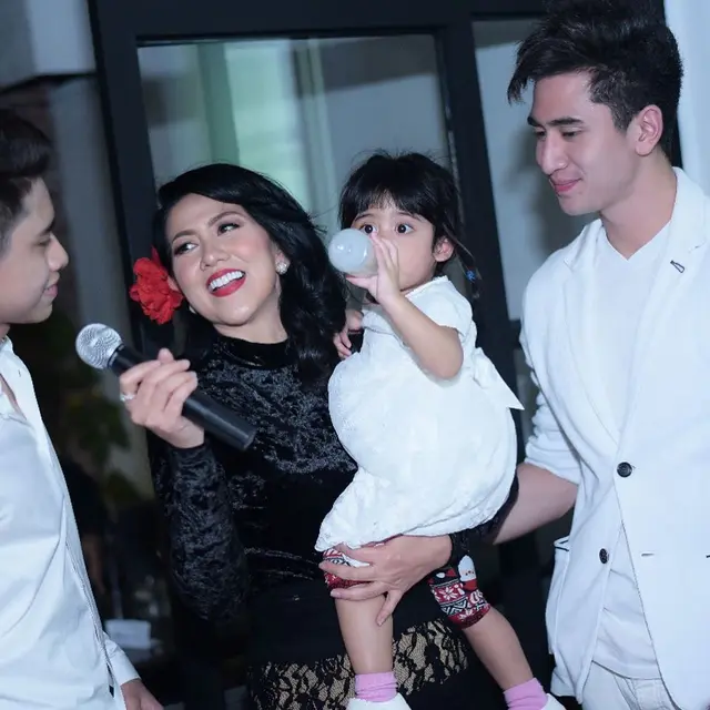 Potret Venna Melinda dan Vania Athabina