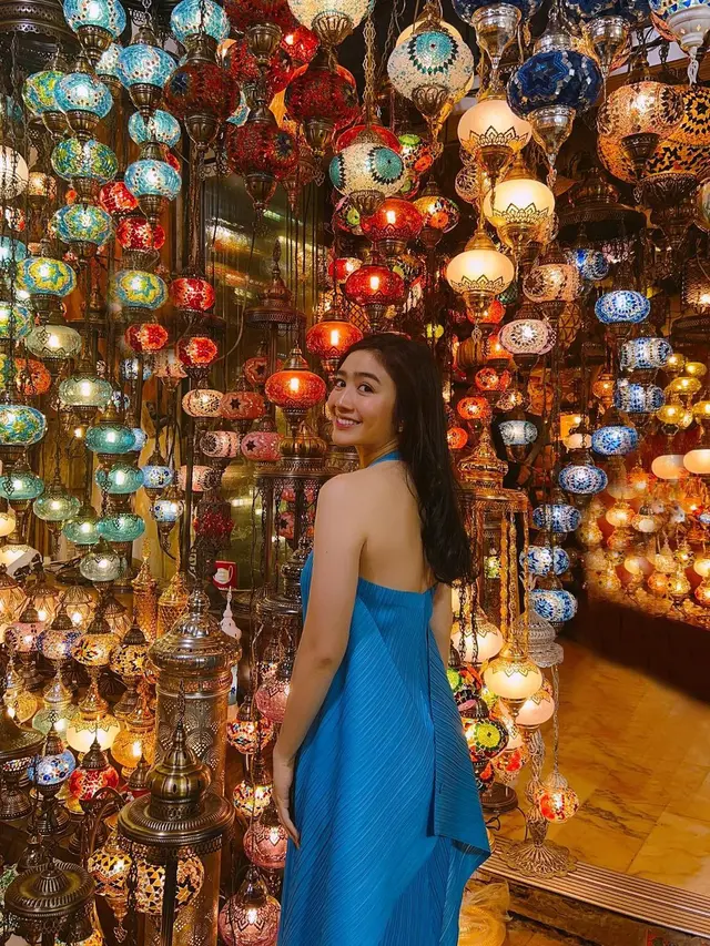 6 Potret Gaya Stylish Febby Rastanty di Istanbul Turki, Kerja Sekaligus Liburan Bareng Verrel Bramasta