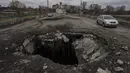 Mobil melaju di dekat jembatan yang rusak menyusul serangan Rusia pada minggu-minggu sebelumnya di kota Makarov, wilayah Kivev, Ukraina, pada Minggu, 10 April 2022. Invasi Rusia ke Ukraina hingga saat ini telah berlangsung selama 46 hari.  (AP Photo/Petros Giannacouris)