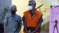 Bupati Bintan nonaktif, Apri Sujadi usai menjalani pemeriksaan di Gedung KPK, Jakarta, Selasa (24/8/2021). Apri Sujadi merupakan tersangka pengaturan barang kena cukai dalam pengelolaan kawasan perdagangan dan pelabuhan bebas wilayah Kabupaten Bintan 2016-2018. (Liputan6.com/Helmi Fithriansyah)