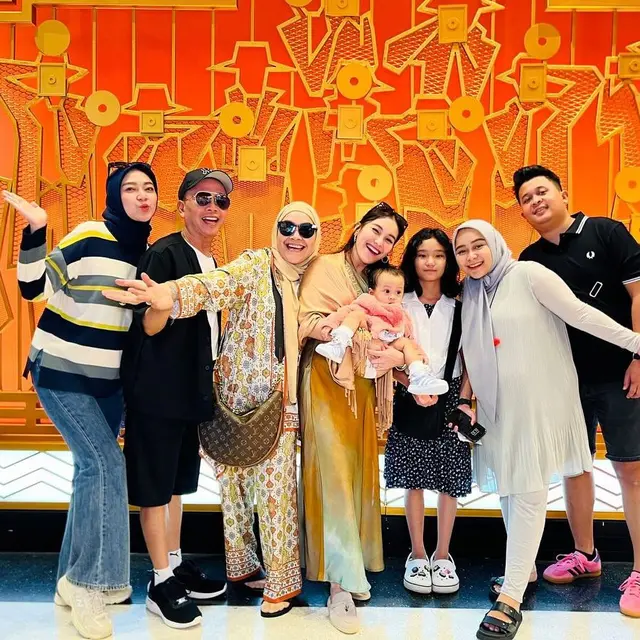 7 Potret Ayu Ting Ting Liburan ke Malaysia Usai Lebaran Bareng Calon Suami