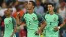 Kapten Portugal, Cristiano Ronaldo,  merayakan gol yang dicetaknya ke gawang Wales pada semifinal Piala Eropa. CR 7 menyamai rekor Michel Platini sebagai pencetak gol terbanyak di Piala Eropa dengan mencetak sembilan gol. (AFP/Francisco Leong)