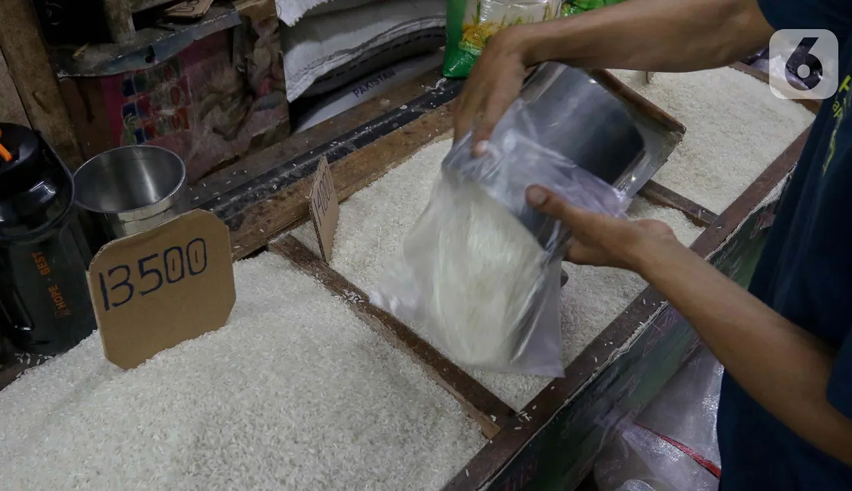 Sementara untuk harga eceran atau per liternya dari Rp 12.000 menjadi Rp 14.000. (Liputan6.com/Herman Zakharia)