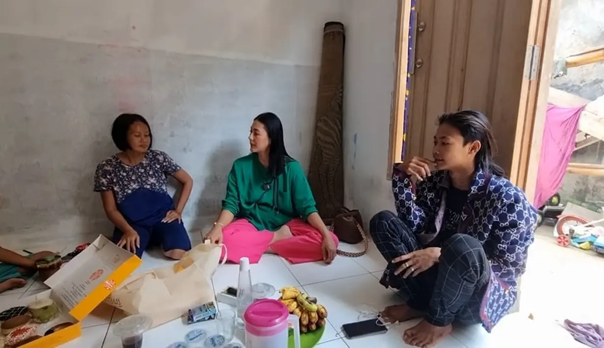 Paula Verhoeven berkunjung ke rumah Bonge pentolan Citayam Fashion yang terletak di Cilebut, Kabupaten Bogor, Jawa Barat. (YouTube  Baim Paula)