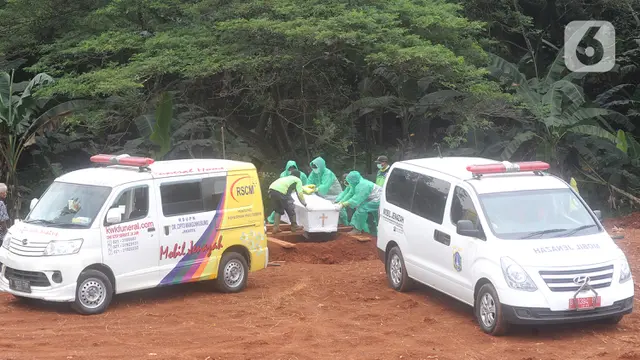 Jenazah Pasien COVID-19 Dimakamkan