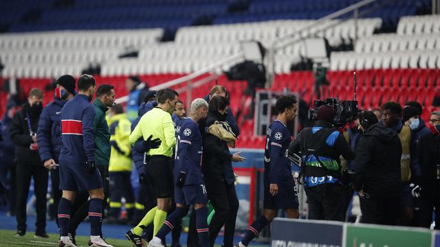 Liga Champions Laga Sengit Psg Vs Basaksehir Ditunda Gara Gara Asisten Wasit Bola Liputan6 Com