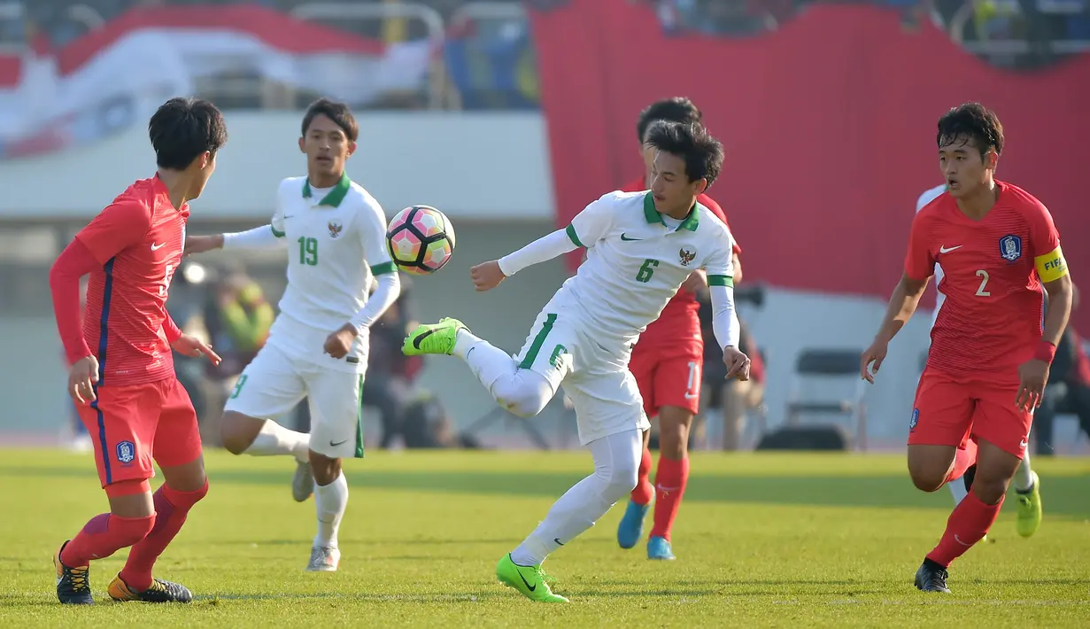 Gelandang Indonesia U-19, Muhammad Iqbal, mengontrol bola saat pertandingan melawan Korea Selatan (Korsel) pada kualifikasi Piala Asia U-19 2018 di Stadion Paju, Sabtu (4/11/2017). Korsel menang 4-0 atas Indonesia. (AFP/Kim Doo-Ho)