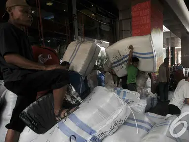 Aktivitas di pusat tekstil terbesar di Asia Tenggara tersebut terlihat padat, Jakarta, Rabu (25/6/2014) (Liputan6.com/Johan Tallo)