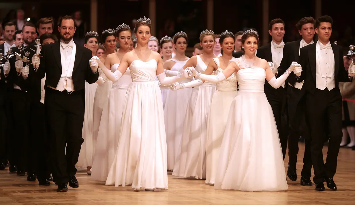 Sejumlah pasangan penari bersiap tampil pada pembukaan acara tradisional Opera Ball di Gedung Opera Nasional Wina, Austria, Kamis (23/2). Opera Ball merupakan acara tahunan masyarakat Austria yang digelar sejak 1935. (GEORG HOCHMUTH/APA/AFP)
