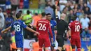 Reece James diganjar kartu merah di akhir babak pertama kala Chelsea menghadapi Liverpool di pekan ketiga Liga Inggris. Wasit Anthony Taylor menganggapnya sengaja menghalau bola dengan tangannya setelah ditinjau dari VAR. Laga tersebut berakhir imbang satu sama. (Foto: AFP/Paul Ellis)