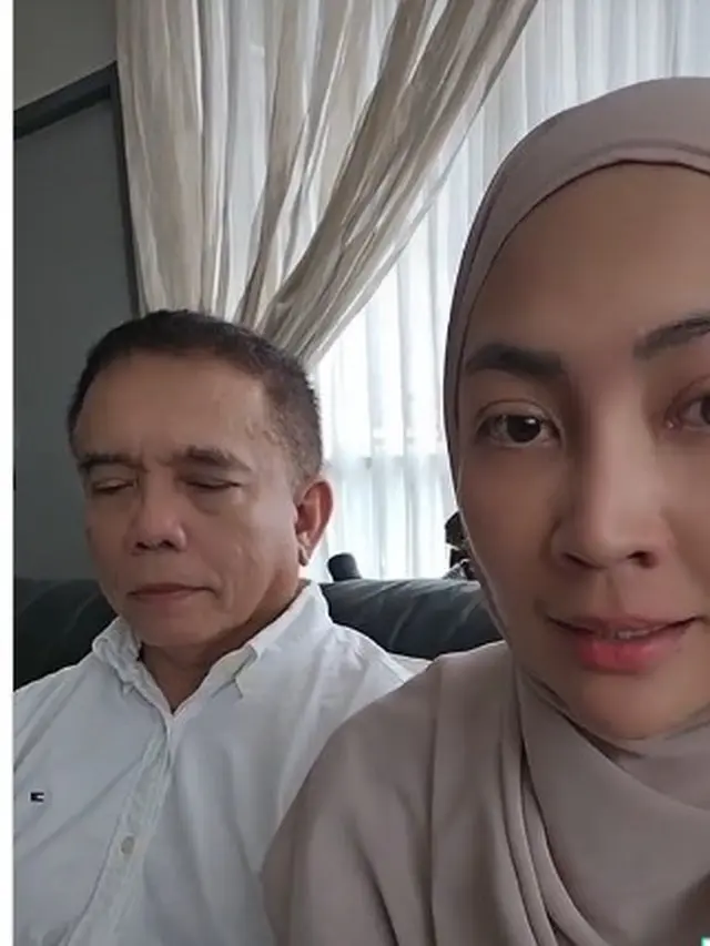 Steffy Burase umumkan perceraian  dengan Irwandi Yusuf