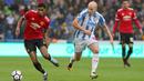 Striker Manchester United, Marcus Rashford, menggiring bola saat melawan Huddersfield Town pada laga Premier League di Stadion The John Smith's, Sabtu (21/10/2017). Huddersfield Town menang 2-1 atas Manchester United. (AFP/Lindsey Parnaby)