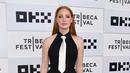 Aktris Jessica Chastain menghadiri pemutaran perdana film The Forgiven pada Festival Film Tribeca 2022 di BMCC Tribeca PAC, New York City, Amerika Serikat, 14 Juni 2022. Jessica Chastain mengenakan gaun hitam tanpa lengan dengan dasi satin putih. (Angela Weiss/AFP)
