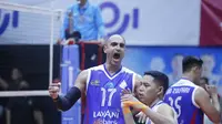 Selebrasi pemain Jakarta LavAni Allo Bank Jorge Gonzales Garcia dan rekannya Irpan dalam pertandingan PLN Mobile Proliga 2023 melawan Kudus Sukun Badak di GOR Satria Purwokerto, Kamis (12/1/2023). (foto: PBVSI)