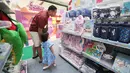 Pengunjung melihat lihat berbagai karakter di hIPlay Playground di Lippo Mall Puri, Jakarta. Kehadiran wahana interaktif tersebut menjadi bagian dari pengenalan sejumlah karakter dan cerita kekayaan intelektual (IP) lokal Indonesia kepada masyarakat. (KLY/Budy Santoso)