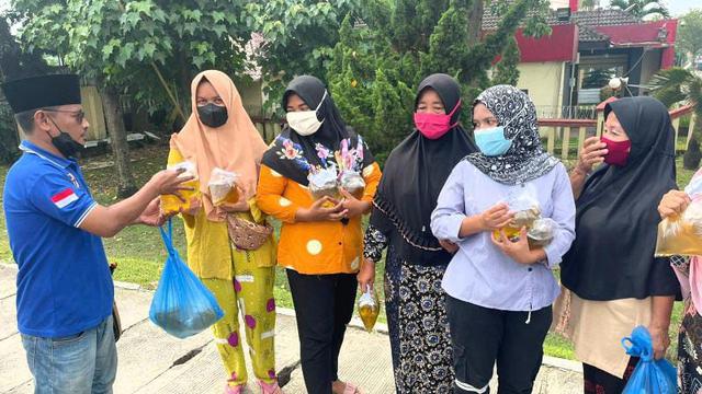 Bagikan minyak goreng