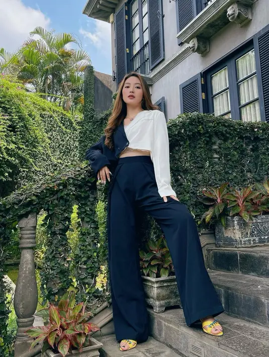 Paduan one set blouse dan celana flare membuat gaya Natasha Wilona terlihat nyaman dan penuh gaya.