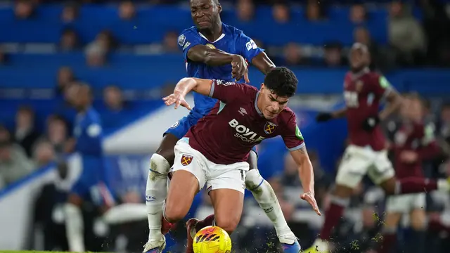 Pemain Chelsea Moises Caicedo melanggar pemain West Ham Mateus Fernandes
