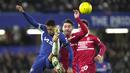 Pemain Chelsea, Levi Colwill, berebut bola dengan pemain Middlesbrough, Matt Crooks, dalam laga leg kedua semifinal Carabao Cup 2023/2024 yang digelar di Stamford Bridge, Rabu (24/1/2024). Chelsea pun berhak lolos ke partai final dengan kemenangan agregat 6-2. (AP Photo/Kin Cheung)