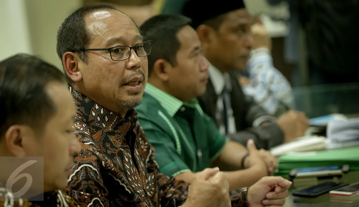 Djan Faridz memberikan keterangan pers terkait pemecatan Lulung di Kantor DPP PPP, Jakarta, Senin (13/3). PPP resmi memecat Ketua DPW PPP DKI Abraham Lunggana (Lulung) karena melanggar AD/ART partai. (Liputan6.com/Faizal Fanani)