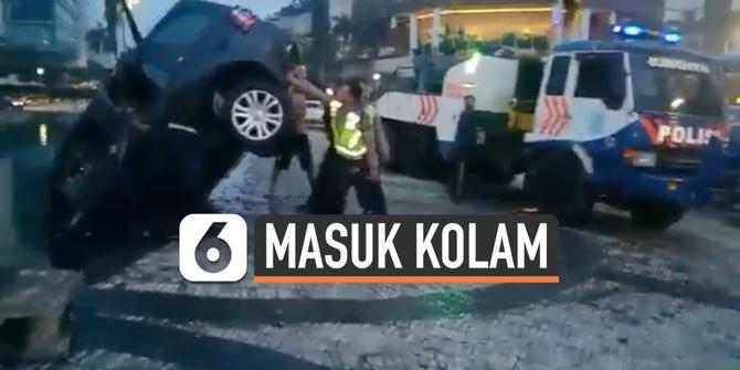 VIDEO:  Kecelakaan, Mobil Tercebur ke Kolam Bundaran HI