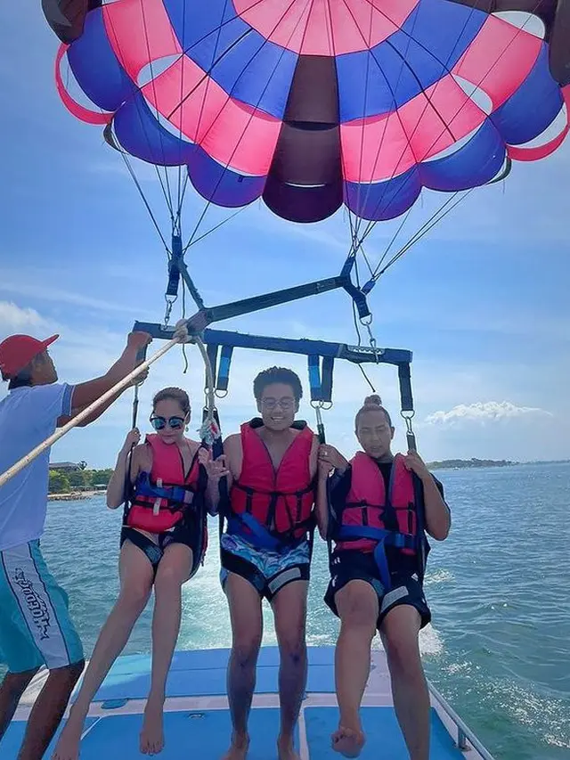 6 Momen Liburan BCL di Bali, Nikmati Waktu Bareng Sahabat