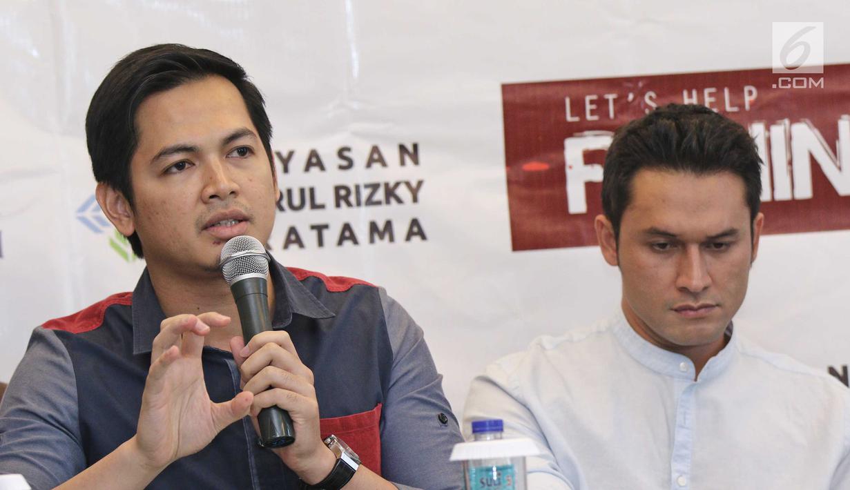 Aktor Tommy Kurniawan memberi keterangan saat penggalangan dana untuk Rohingya di kawasan Dharmawangsa, Jakarta, Senin (18/09). (Liputan6.com/Herman Zakharia)