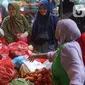 Aktivitas jual beli menggunakan kantong plastik di pasar tradisional di Jakarta, Kamis (9/1/2020). Berdasarkan Pergub Nomor 142 Tahun 2019, para pengelola usaha bisa dikenakan denda mencapai Rp 25 juta apabila melanggar aturan tentang penggunaan kantong plastik. (Liputan6.com/Immanuel Antonius)