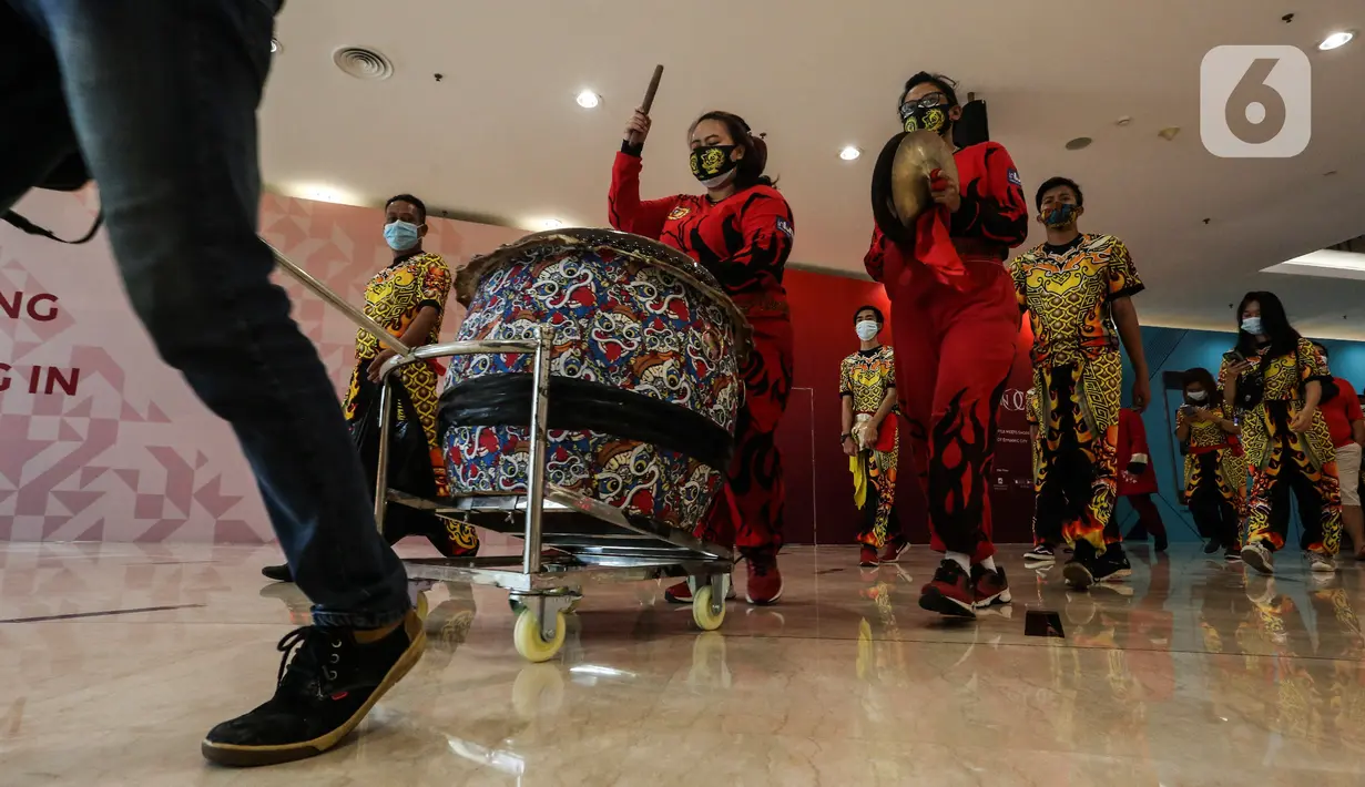 Kelompok Barongsai beraksi menghibur pengunjung untuk merayakan Tahun Baru Imlek 2572 di Senayan City mall, Jakarta, Jumat (12/2/2021). Selain menghibur, atraksi barongsai juga dipercaya masyarakat Tionghoa mampu mengusir roh-roh jahat yang mengganggu. (Liputan6.com/Johan Tallo)
