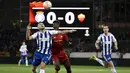 Pemain HJK Helsinki Arttu Hoskonen (kiri) berebut bola dengan pemain AS Roma Tammy Abraham pada pertandingan sepak bola Grup C Liga Europa di Helsinki, Finlandia, 27 Oktober 2022. AS Roma menang 2-1. (Emmi Korhonen/Lehtikuva/AFP)