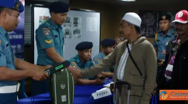 Citizen6, Ambon: Tim Posko KRI Tanjung Nusanive-973 melaksanakan prosedur penerimaan Khafilah dan kontingen MTQN XXIV Ambon di penjagaan kapal. (Pengirim: Dispenkolinlamil)