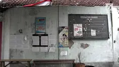 Tidak ada satu pun atribut kampanye pilgub yang terpasang di kampung ini.