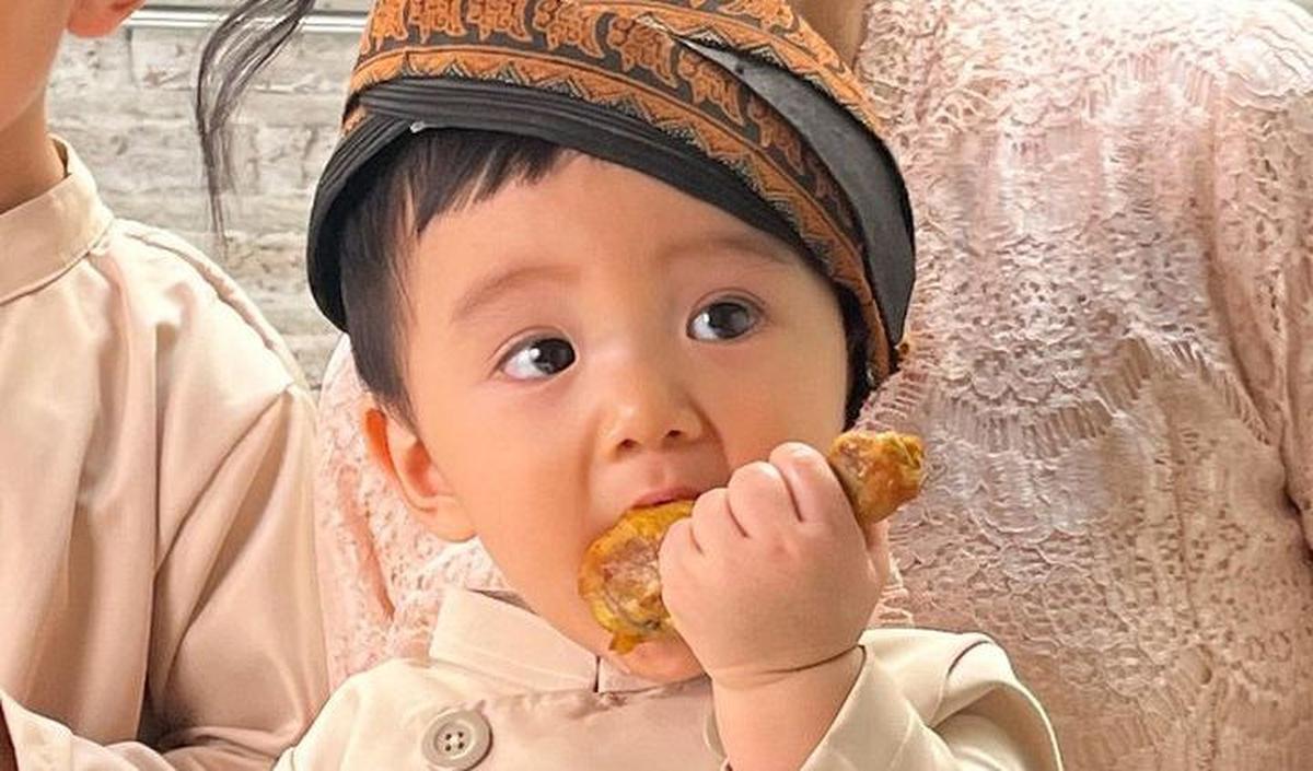Ekspresi Baby Timo langsung mencuri perhatian. Potretnya lucu dan menggemaskan.&nbsp;