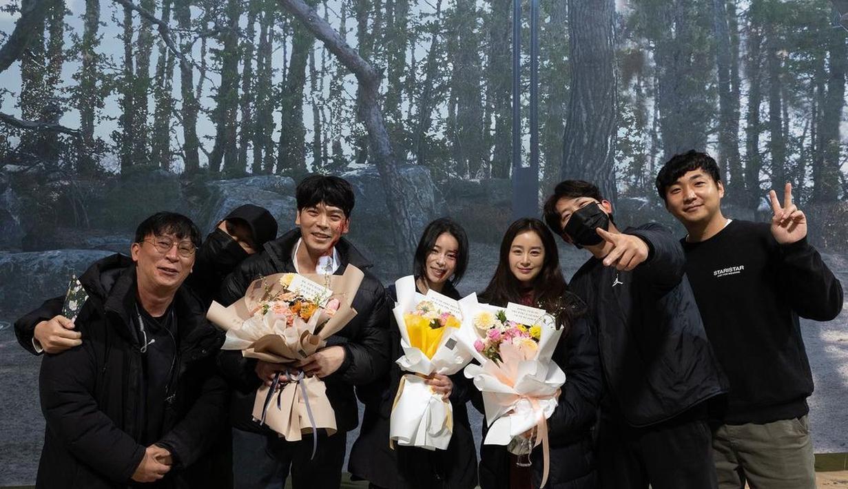 Dia juga mengunggah foto bersama pemain dan kru. Foto itu sepertinya diambil saat mereka syuting adegan terakhir. (Foto: Instagram/ limjjy2)