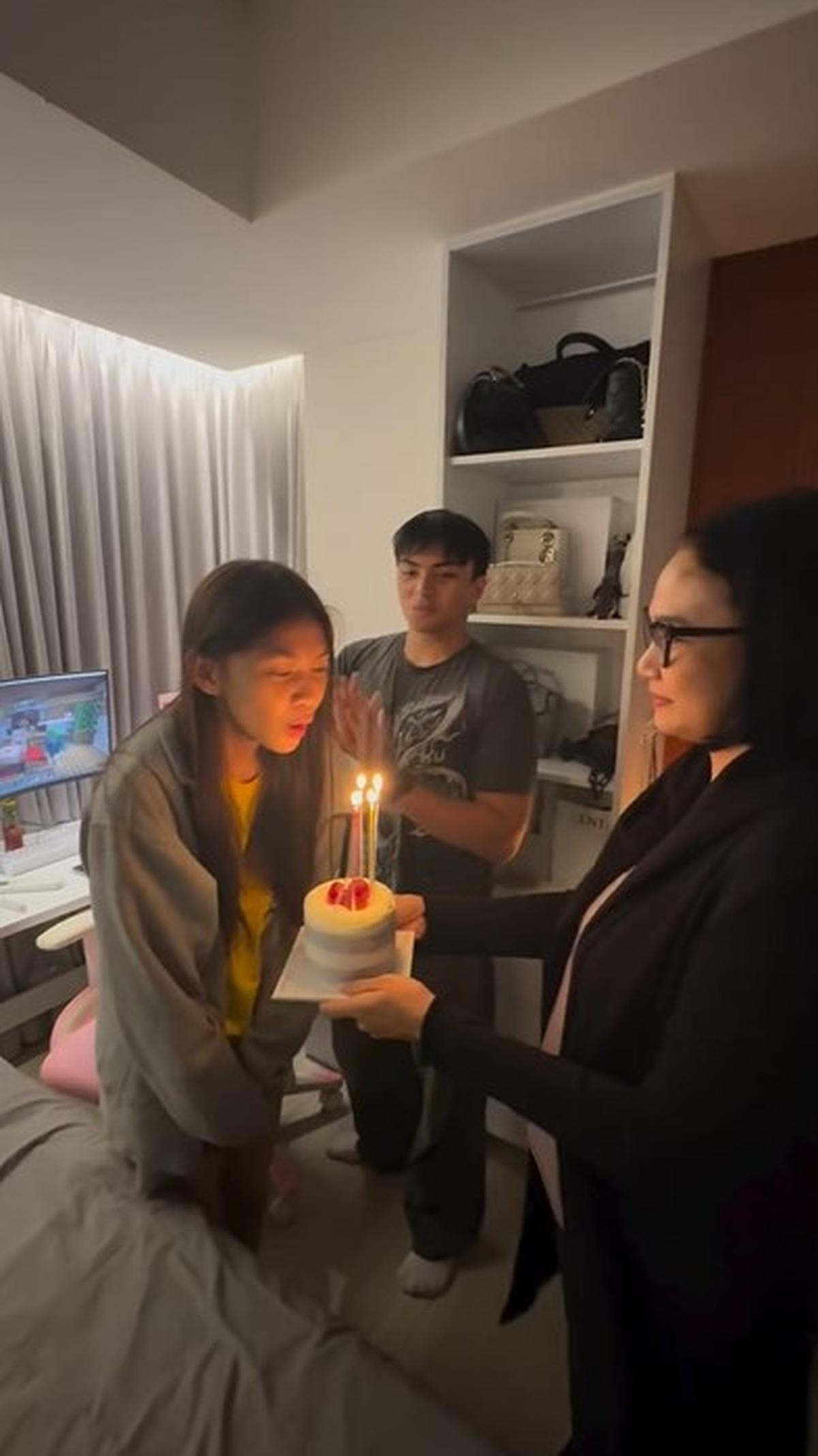 Potret Kejutan Ultah Sasi Kirana Anak Dian Nitami dan Anjasmara, Si Cantik Calon Dokter Sudah 21 Tahun