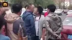 Tak disangka, salah satu pria tiba-tiba memberikan sebuah ciuman kepada lawannya saat perselisihan terjadi di jalanan Jilin, Tiongkok.