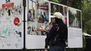 Pameran ini menampilkan kolaborasi karya jurnalistik multiplatform, mulai dari fotografi, pemberitaan teks, video, hingga infografis. Tampak dalam foto, pengunjung menyaksikan karya foto jurnalistik dalam pameran Haluan Merah Putih Roadshow yang digelar di Selasar Kantin Taman Margasatwa Ragunan, Jakarta Selatan, Rabu (24/12/2025). (merdeka.com/magang/Rendi Saputra)