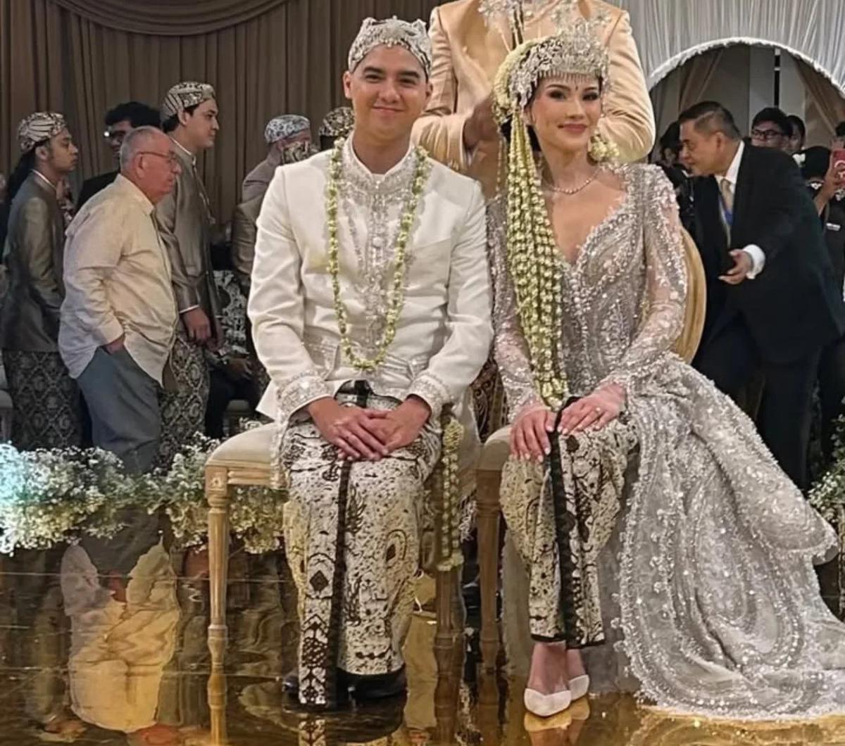 Potret Al Ghazali dan Alyssa Daguise Pamer Buku Nikah dan Cincin Kawin Usai Akad Nikah, Senyum Terus