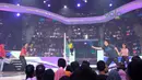 Susi Susanti-Alan Budikusuma bermain bulutangkis pada Konser Energi Asian Games 2018 di Studio Indosiar, Jakarta (8/3/2018). Konser Energi Asian Games 2018 bagian dari kampanye dukungan bagi event terbesar di Asia tersebut. (Bola.com/Nick Hanoatubun)