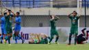 Para pemain PSS Sleman tampak kecewa usai gagal mencetak gol ke gawang Persela Lamongan dalam laga matchday ke-2 Grup C Piala Menpora 2021 di Stadion Si Jalak Harupat, Bandung, Minggu (28/3/2021). PSS Sleman bermain imbang 0-0 dengan Persela Lamongan. (Bola.com/M Iqbal Ichsan)