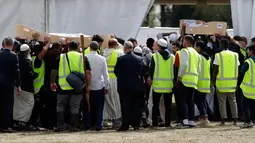 Pelayat membawa jenazah korban penembakan masjid untuk dimakamkan di Memorial Park Cemetery, Christchurch, Selandia Baru, Rabu (20/3). Setelah diserahkan kepada keluarga, sebagian jenazah akan segera dikebumikan. (AP Photo/Mark Baker)