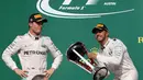 Pebalap Mercedes GP, Lewis Hamilton, menjadi pemenang pada balapan F1 GP Amerika Serikat di Sirkuit Americas, Austin, Senin (24/10/2016) dini hari WIB. (Reuters/Adrees Latif)