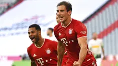 Pemain Bayern Munchen, Leon Goretzka, melakukan selebrasi usai membobol gawang Borussia Moenchengladbach pada laga Bundesliga di Allianz Arena, Minggu (14/6/2020). Bayern Munchen menang 2-1 atas Borussia Moenchengladbach. (AP/Matthias Balk)