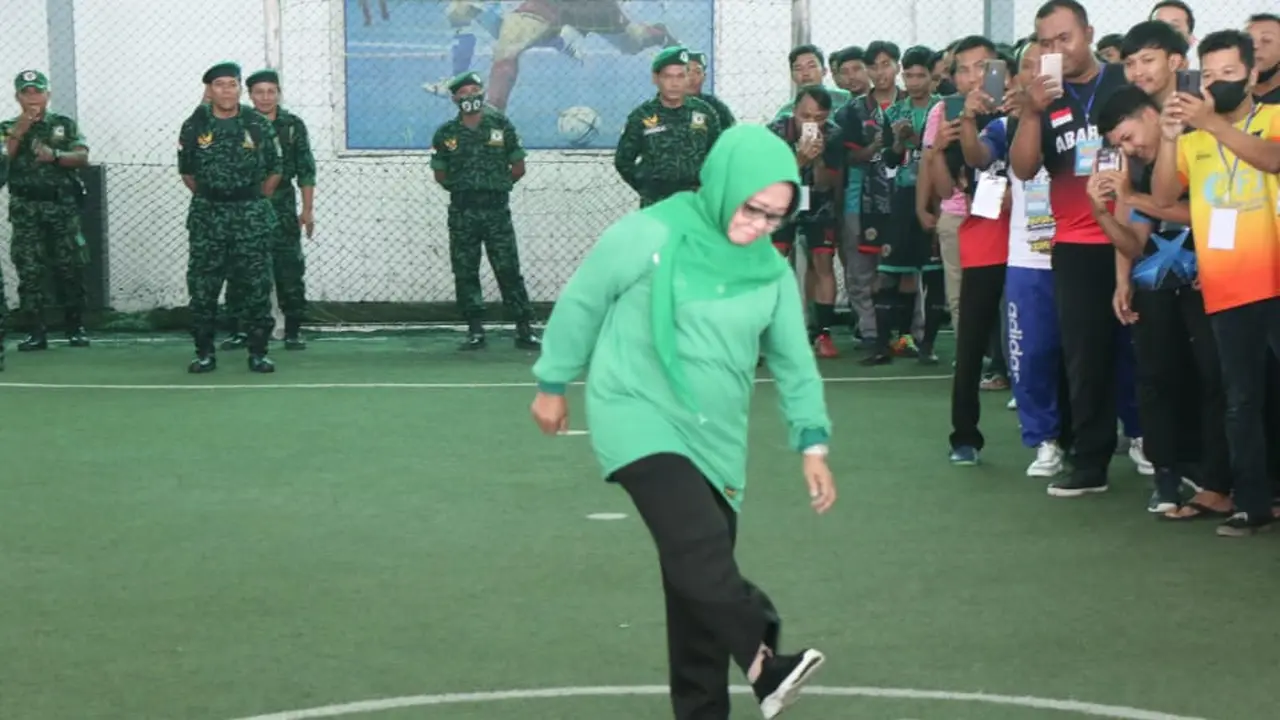 Ketua DPW PPP Jawa Timur, Mundjidah Wahab Melakukan kick off turnamen futsal GPK Jombang Cup 2022. (Istimewa).