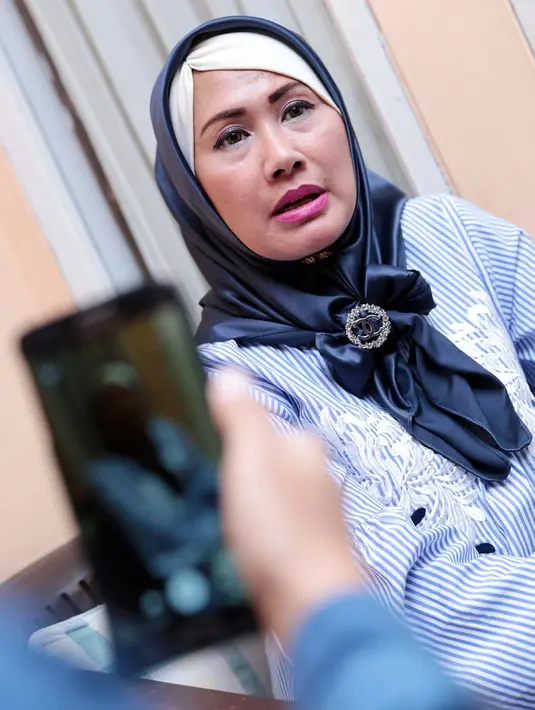 "Tapi itu tidak bisa di paksakan karena kalau mau memperbaiki harus ada niat kedua belah pihak. Kalau salah satu pihak sudah tidak mau kan susah ya," ucap Yuni ditemui Bintang.com, Senin (28/8/2017). (Deki Prayoga/Bintang.com)