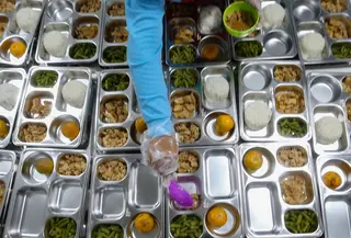 Untuk diketahui, menu yang dihadirkan dan diolah di dapur untuk Makan Bergizi Gratis dikelola langsung oleh Satuan Pelayanan Pemenuhan Gizi (SPPG) yang ditunjuk Badan Gizi Nasional (BGN). (merdeka.com/Arie Basuki)