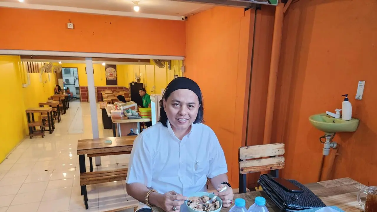 Ketua Umum Nusa Bangsa Indonesia (NBI) Gus Lilur,  saat menyambangi Kedai Bakso Bucin Wiyungan di kawasan Wiyung, Surabaya. (Istimewa).