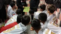 Anak-anak NYXS Dream Team Indonesia mendengarkan skema bertanding dari Coach Usman Halik saat hendak menjalani laga uji coba jelang bertanding di TicTac Cup 2022 yang digelar di Barcelona, Spanyol, Kamis (15/12/2022) malam waktu setempat. (Ist)
