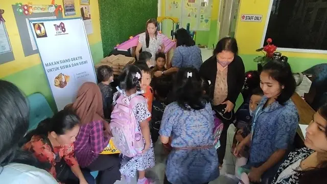Wanita Pejuang Jokowi dan Tim 8 Relawan Jokowi Bergerak Bersama Prabowo mulai mengawal program makan siang gratis untuk siswa siswi dengan membangun dapur makan siang gratis di kawasan Perwira, Kecamatan Bekasi Utara, Jawa Barat (Istimewa)